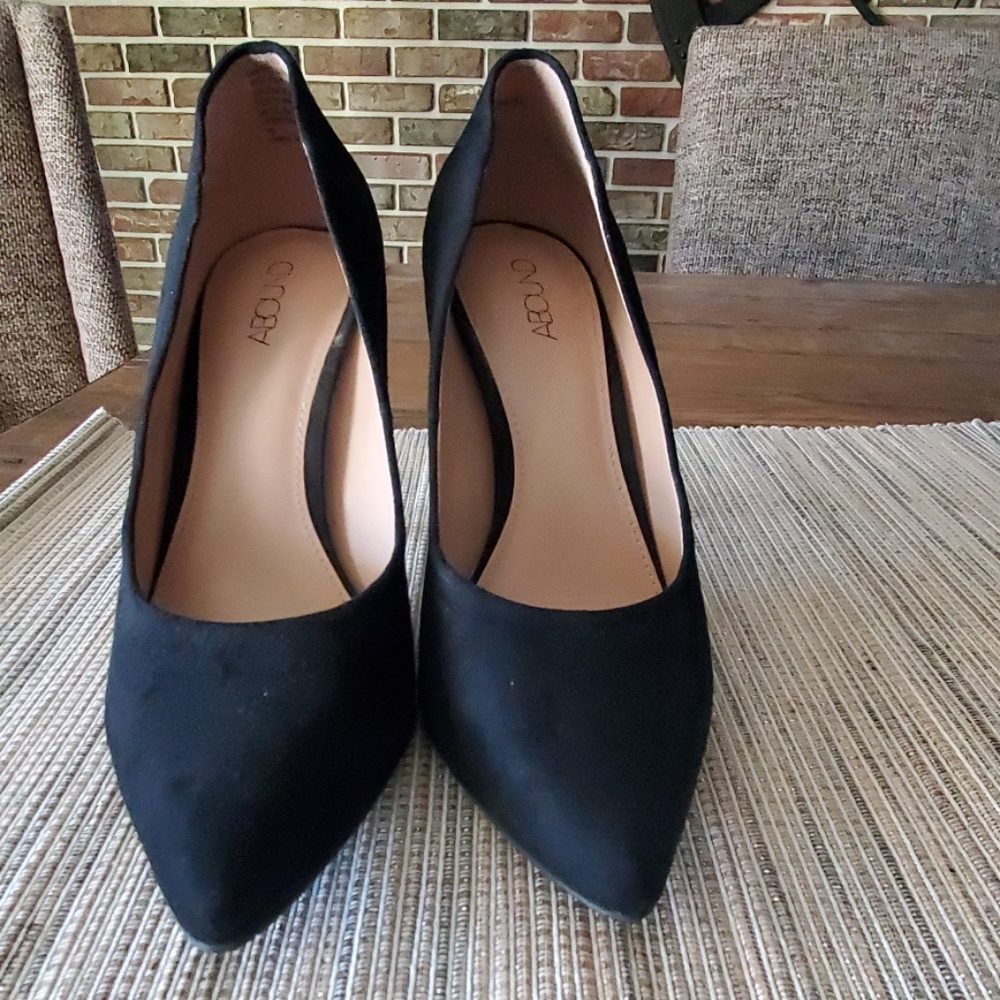 Abound black pump